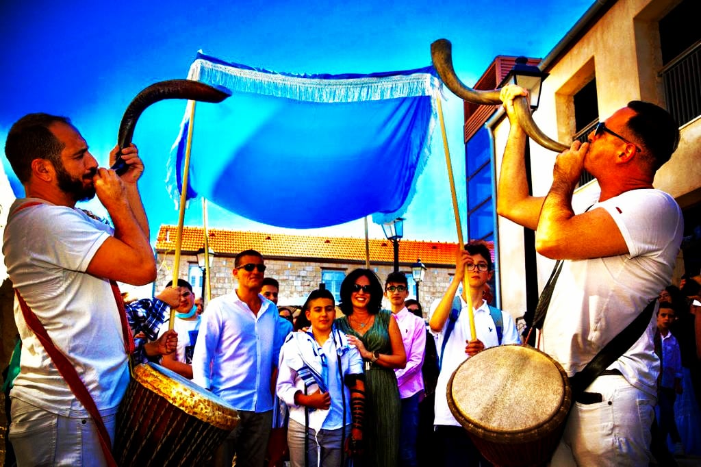 כניסה לבר מצווה עם שופרות ומתופפים