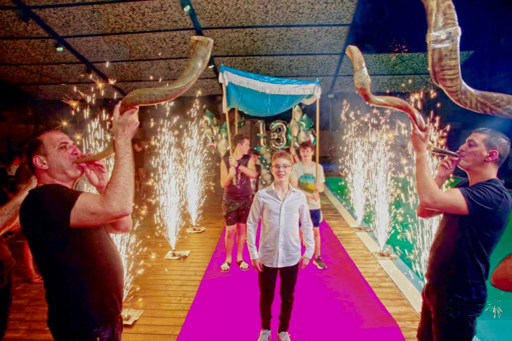 כניסה לבר מצווה עם תקיעה בשופר ומתופפים